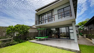 Very Well-kept 3-bedroom family home in Palm Lakes Estate.