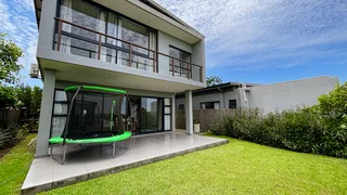 Very Well-kept 3-bedroom family home in Palm Lakes Estate.