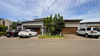 Very Well-kept 3-bedroom family home in Palm Lakes Estate.