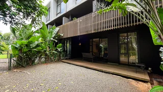 Modern fully furnished 2-bedroom apartment with a private lush garden!