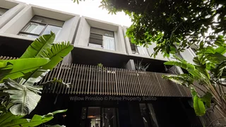 Modern fully furnished 2-bedroom apartment with a private lush garden!