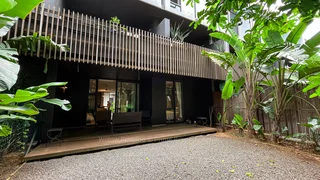 Modern fully furnished 2-bedroom apartment with a private lush garden!