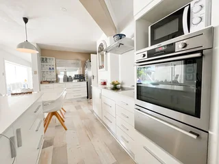 Exquisite 4-Bedroom Family Retreat with Tropical Garden &amp; Ocean Views – Umhlanga Ridge