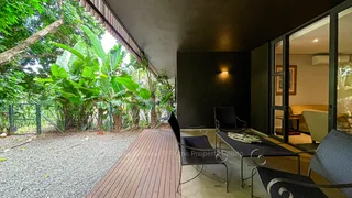 Modern fully furnished 2-bedroom apartment with a private lush garden!