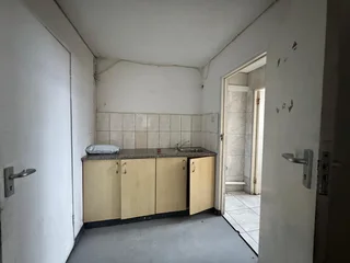 Warehouse To Let In Redhill