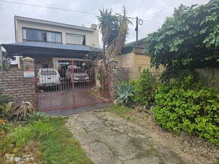 Big 3-bedroom house with large granny flat for sale in Bluewater Bay near the ocean and riverfront