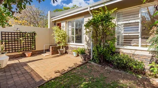 Charming 2-Bedroom Simplex in Prime Location