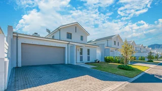 Contemporary Family Home with Stable Rental Income in Le Parc Residential Estate