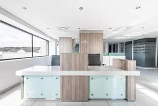 Book open plan office space for businesses of all sizes in Regus Brooklyn Bridge.