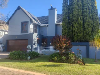 EXCLUSIVE MANDATE -BEAUTIFUL HOME WITH LOTS OF EXTRAS IN THE GOLF ESATE