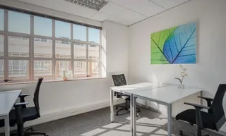 Private office space for 10 persons in Regus Surrey Avenue.