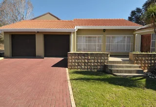 Modern 4 Bedroom Home in Moreleta Park