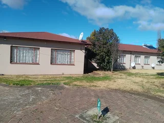 Extensive Multi-Unit Property with Full Facilities – Ideal for Investment or Specialized Use