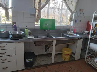 Extensive Multi-Unit Property with Full Facilities – Ideal for Investment or Specialized Use