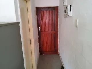 **Charming 3-Bedroom Flat in Secure, Family-Friendly Complex**