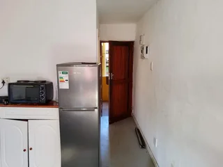 **Charming 3-Bedroom Flat in Secure, Family-Friendly Complex**