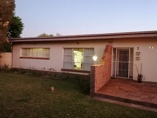 Large Comfortable Family House. Large Yard. Well Maintained