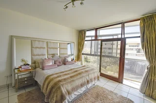 Three bedroom apartment with breathtaking Sea views and direct access to the beach -Umhlanga Rocks