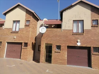 3 Bedroom Town House For Sale in Annadale