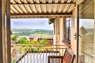 Mordern 3 Bedroom Duplex with stunning sea and river views.