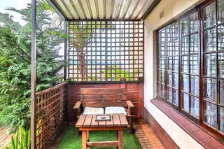 Mordern 3 Bedroom Duplex with stunning sea and river views.