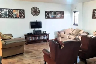 Mordern 3 Bedroom Duplex with stunning sea and river views.