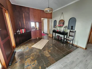 Spacious &amp; Elegant 4-Bedroom Family Home in Hillcrest Location