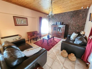 Spacious &amp; Elegant 4-Bedroom Family Home in Hillcrest Location