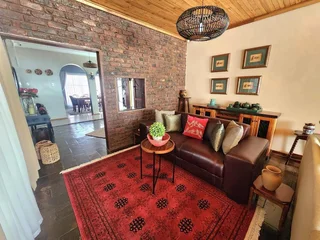 Spacious &amp; Elegant 4-Bedroom Family Home in Hillcrest Location