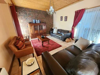 Spacious &amp; Elegant 4-Bedroom Family Home in Hillcrest Location