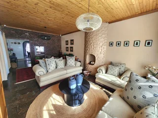 Spacious &amp; Elegant 4-Bedroom Family Home in Hillcrest Location