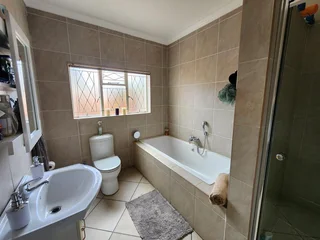 Spacious &amp; Elegant 4-Bedroom Family Home in Hillcrest Location