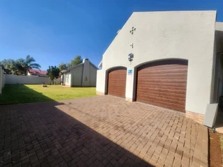 Spacious &amp; Elegant 4-Bedroom Family Home in Hillcrest Location