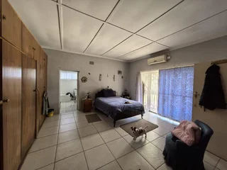 Spacious five bedroom home with flatlet, pool &amp; off-grid features