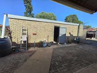 Spacious five bedroom home with flatlet, pool &amp; off-grid features