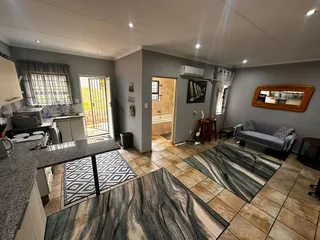 Renovated Two Bedroom Flatlet In Manor Gardens