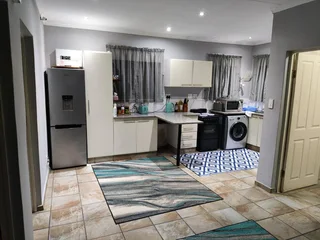 RENOVATED TWO BEDROOM FLATLET IN MANOR GARDENS