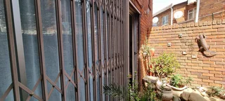 IMMACULATE TOWNHOUSE - NEAT AS A PIN