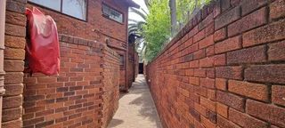 IMMACULATE TOWNHOUSE - NEAT AS A PIN