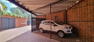 IMMACULATE TOWNHOUSE - NEAT AS A PIN