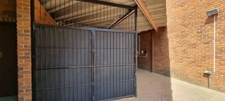 IMMACULATE TOWNHOUSE - NEAT AS A PIN