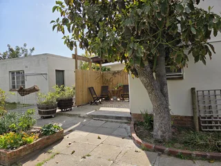 Open plan kitchen/bedroom garden cottage for rent in Boston