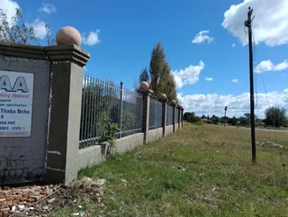 LARGE PROPARTY IDEAL FOR A ETREPRENEUR. NEXT TO FACTORY.