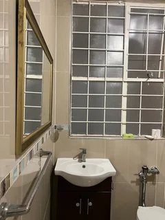 Secure 1-Bedroom Apartment In Prince Towers Room 5