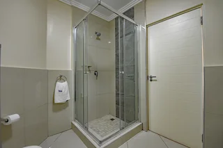 Modern 2 Bed | 2 Bath | 2 Parking – Madison Living at Its Best!