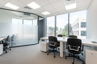 Tailor-made dream offices for 3 persons in Spaces Design Quarter.