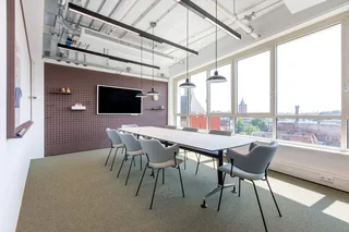 Find office space in Spaces Design Quarter for 5 persons with everything taken care of.