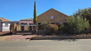 Neat Facebrick Family Home – Well Located & Move-In Ready