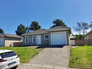 **Charming modern Spacious 3-Bedroom Townhouse in Secure Gonubie Palms Community**