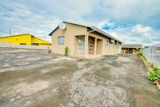 Spacious, Freestanding 4-Bedroom Family Home + 2-Bedroom Outbuilding on 823 sqm in Foresthaven